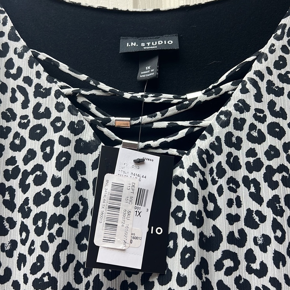 NWT blouse - Picture 2 of 3